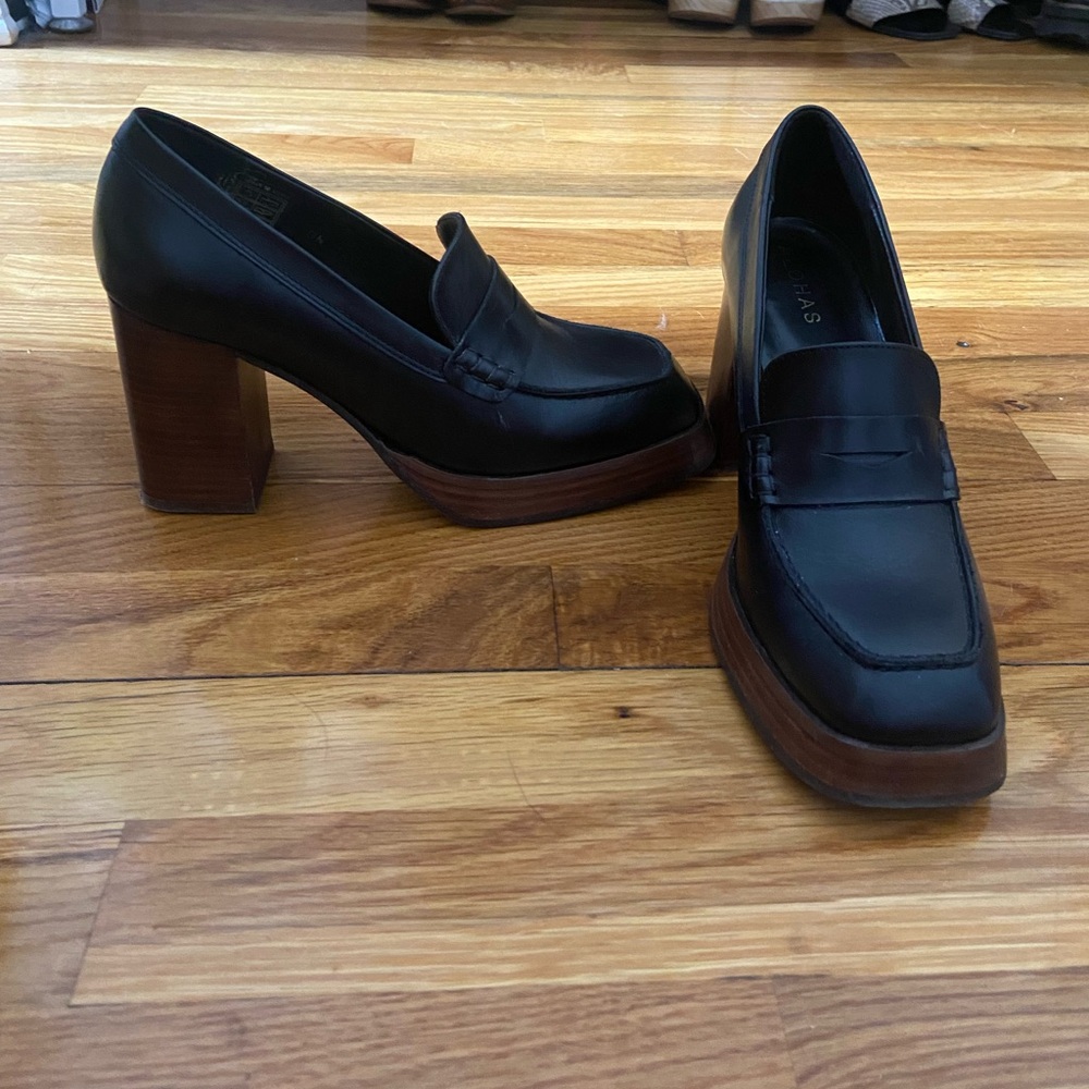 Alohas black leather pumps/loafers